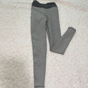 Infamous workout leggings, size Med.